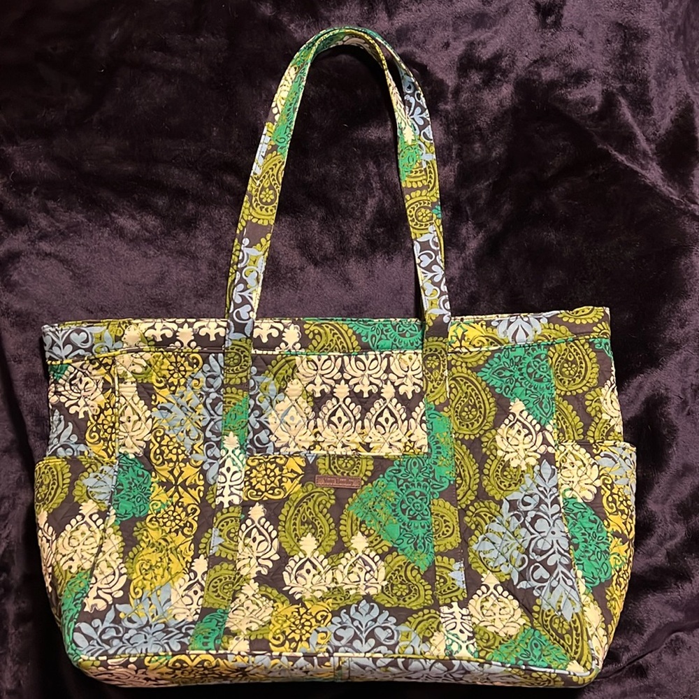 NWOT Vera Bradley large tote bag with zipper, good for travel, 9 pockets